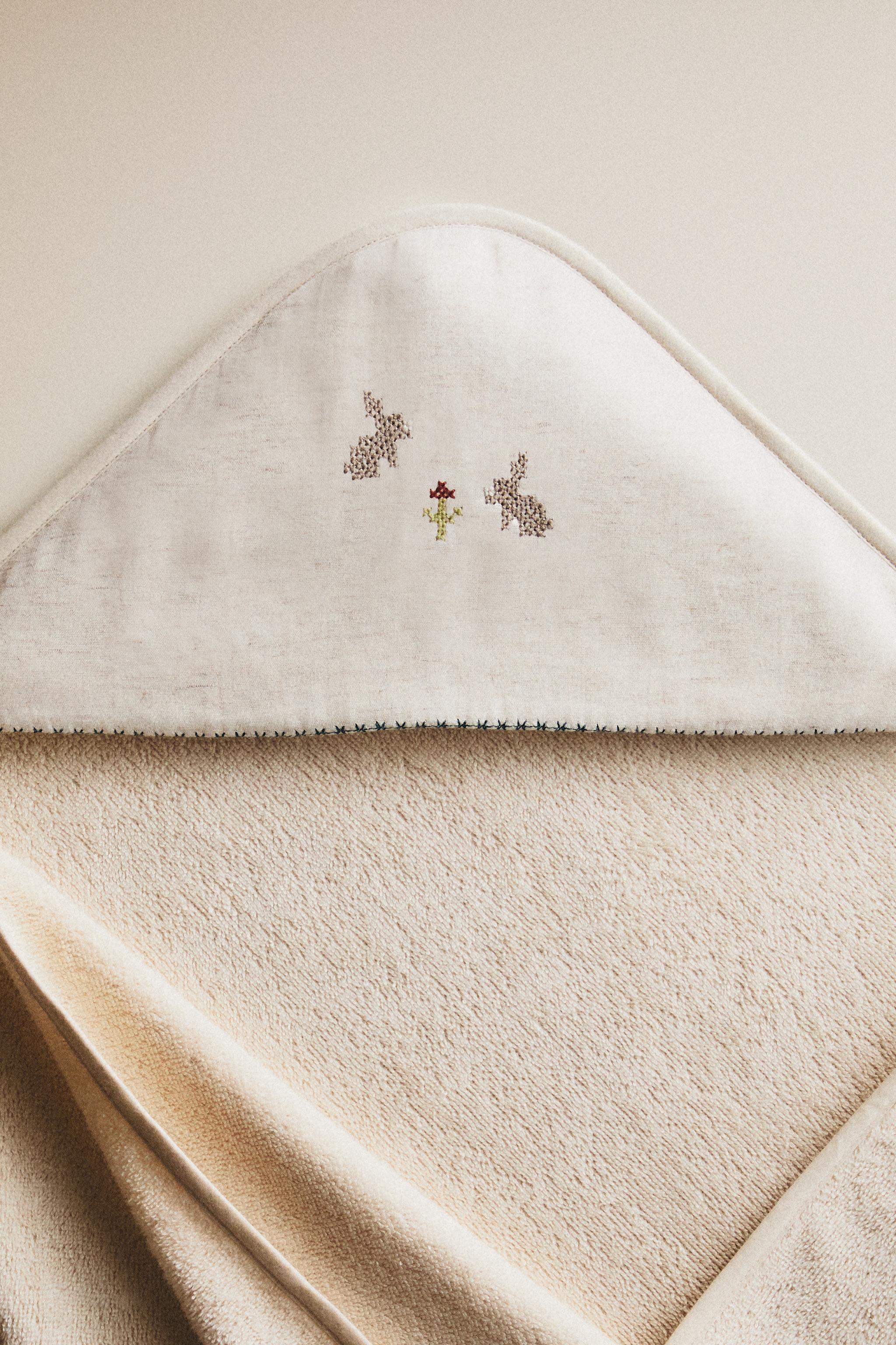 EMBROIDERED HOODED BABY TOWEL